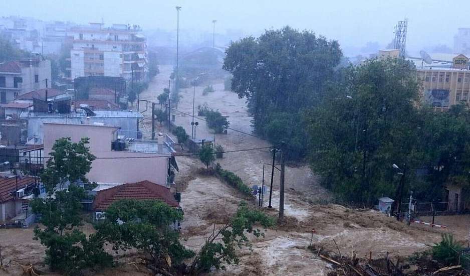 Τρίκαλα: Καταπτώσεις βράχων και απαγόρευση κυκλοφορίας